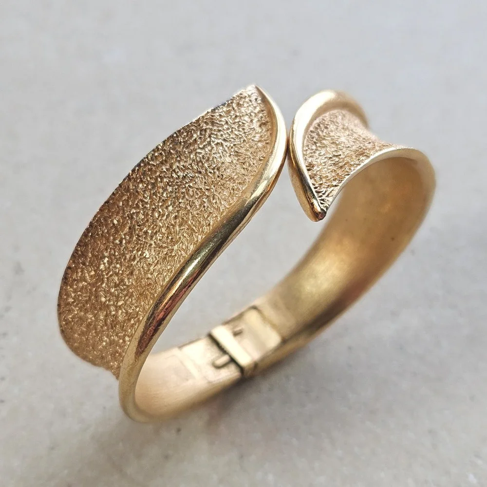 Trifari Vintage Gold Tone Textured Bark Bypass‎ Hinged Bangle Bracelet MCM